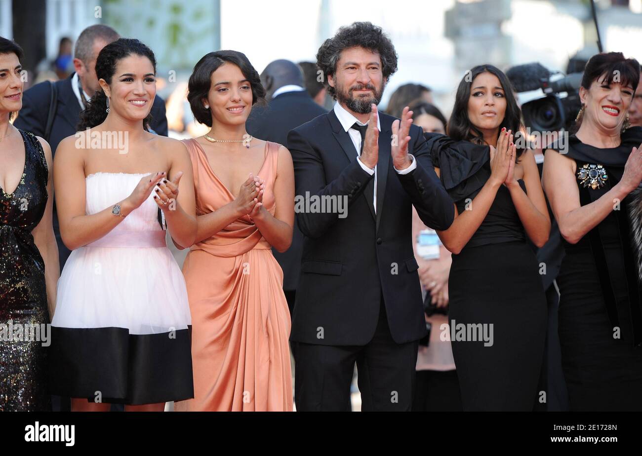 (L-R) Sabrina Ouazani, Hafsia Herzi, Regisseurin Radu Mihaileanu, Leila Bekhti und Biyouna bei der Vorstellung des Films "die Quelle" (Originaltitel: "La Source des Femmes") im Wettbewerb im Bereich Spielfilme im Rahmen der 64. Internationalen Filmfestspiele von Cannes, am 21. Mai 2011 im Palais des Festivals in Cannes, Südfrankreich, vorgestellt. Foto von Hahn-Nebinger-Genin/ABACAPRESS.COM Stockfoto