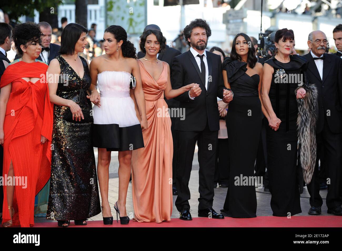 (L-R) Gast, Hiam Abbas, Sabrina Ouazani, Hafsia Herzi, Regisseur Radu Mihaileanu, Leila Bekhti, Biyoua und Mohamed Maid bei der Vorstellung des Films "die Quelle" (Originaltitel: "La Source des Femmes") im Wettbewerb im Bereich Spielfilme im Rahmen der 64. Internationalen Filmfestspiele von Cannes, am 21. Mai 2011 im Palais des Festivals in Cannes, Südfrankreich, vorgestellt. Foto von Hahn-Nebinger-Genin/ABACAPRESS.COM Stockfoto