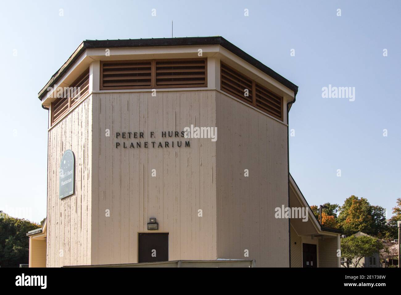 Jackson, Michigan, USA - 9. Oktober 2020: Außenansicht des Hurst Planetariums im Ella Sharp Park in der Innenstadt von Jackson, Michigan. Stockfoto