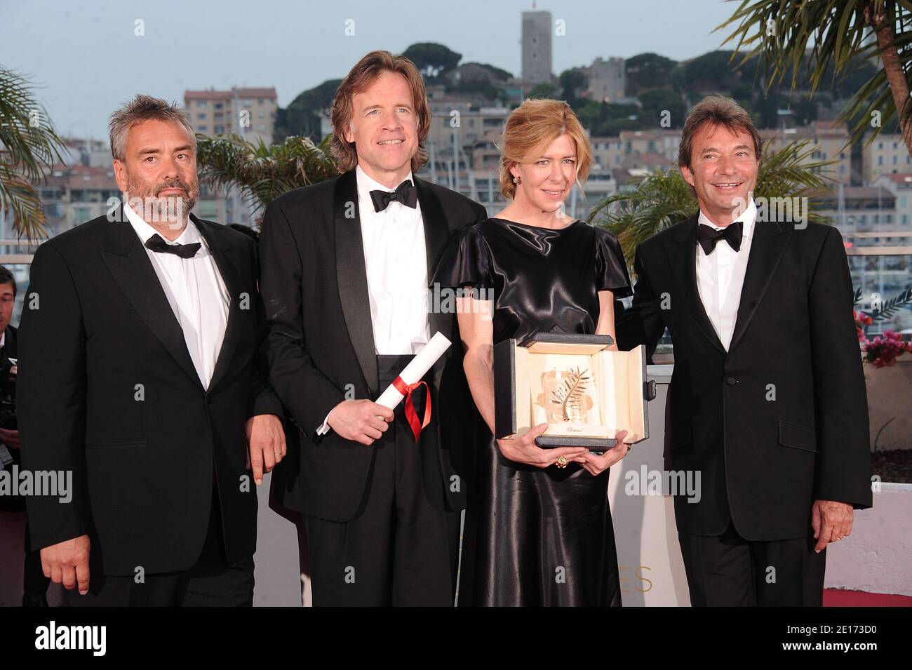 Luc Besson, die Produzenten Bill Pohlad (L) und Dede Gardner posieren mit der Palme d'Or für die "Baum des Lebens"-Pose auf der Palme d'Or Gewinner Fotocall im Palais des Festivals während der 64. Filmfestspiele von Cannes in Cannes, Frankreich am 22. Mai 2011. Foto von Giancarlo Gorassini/ABACAPRESS.COM Stockfoto