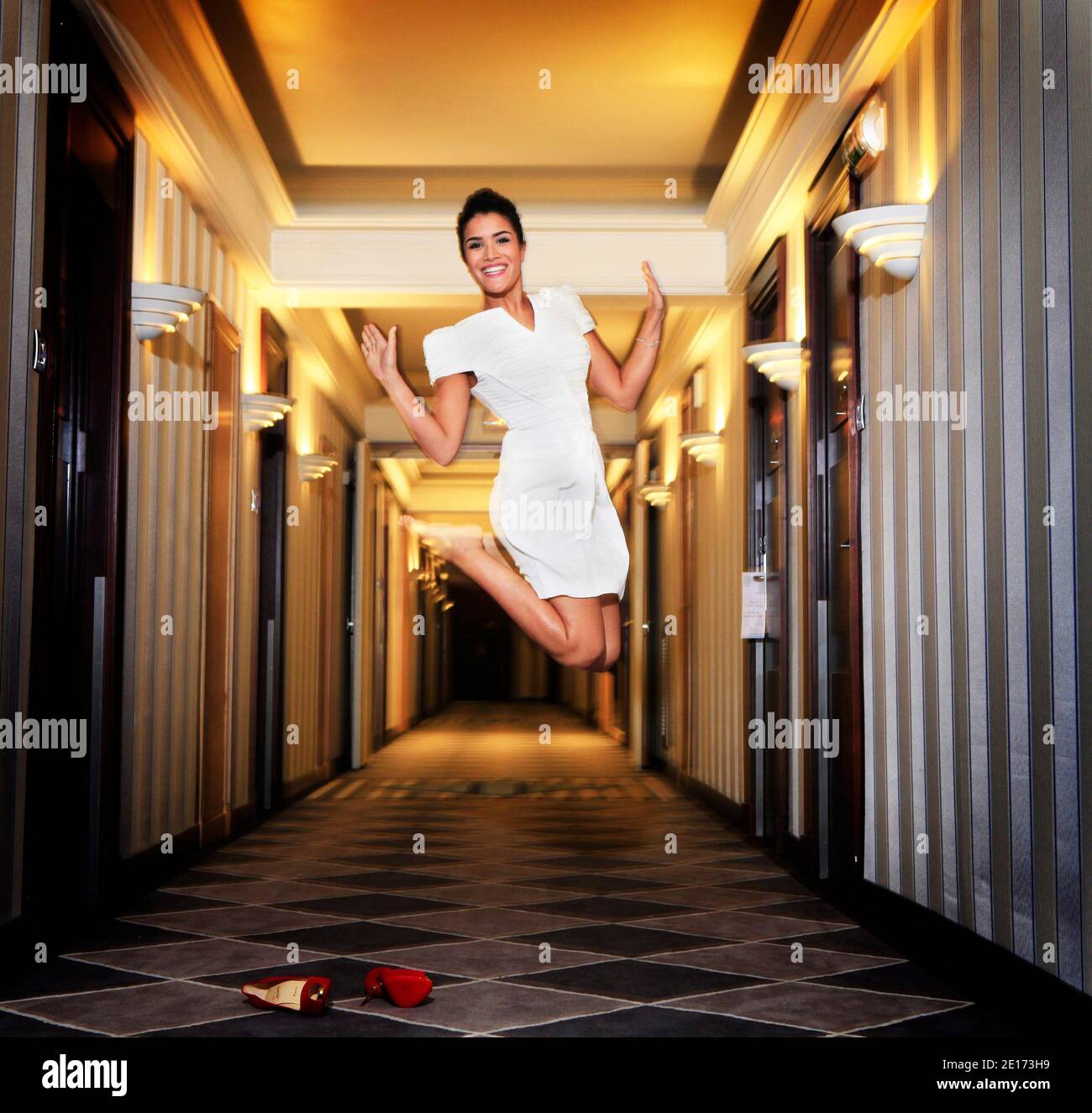 EXKLUSIV. Die französische Schauspielerin Sabrina Ouazani posiert am 21. Mai 2011 im Martinez Hotel in Cannes, Frankreich, als sie für Radu Mahaileanus Film La Source des Femmes wirbt, der im Wettbewerb während der 64. Filmfestspiele von Cannes präsentiert wurde. Foto von Jerome Domine/ABACAPRESS.COM Stockfoto