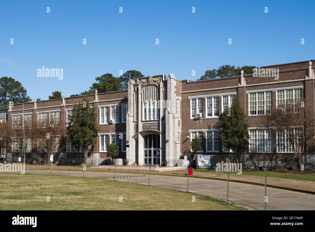 Altes Gebäude im Stil der 1950er Jahre, Grundschule oder Mittelschule, Außengebäude der Mittelschule in Montgomery Alabama, USA. Stockfoto