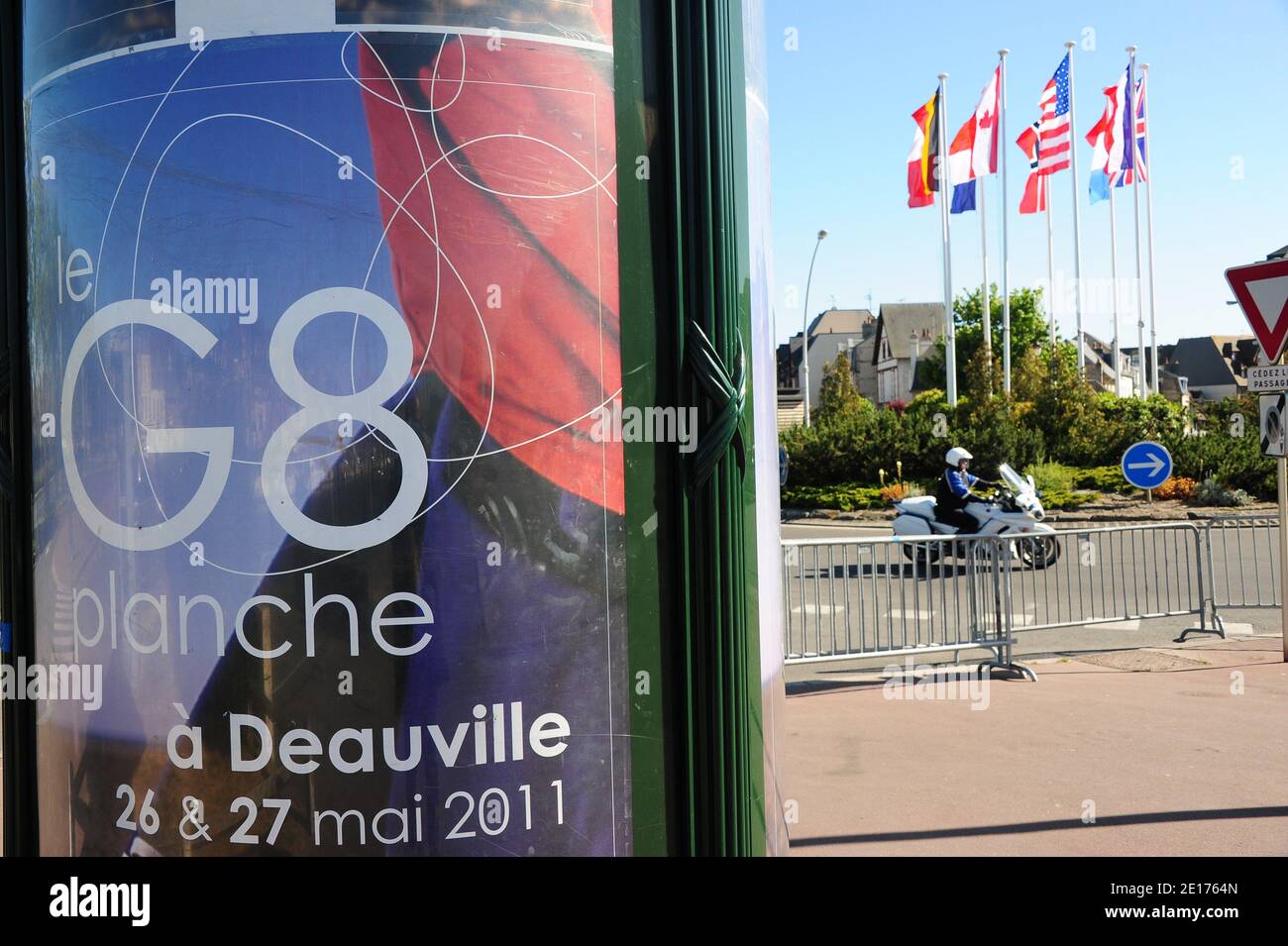 Illustration der G8-Teilnehmerländer in Deauville, Westfrankreich, am 25. Mai 2011, dem Vorabend des G8-Gipfels. Die französischen Behörden haben 12,252 Polizisten, Gendarmen und Truppen mobilisiert, unterstützt von Marinepatrouillenbooten im Kanal und Überwachungsflugzeugen über dem Kanal, um die Führer der acht großen entwickelten Mächte der Welt zu schützen. Foto von Mousse/ABACAPRESS.COM Stockfoto