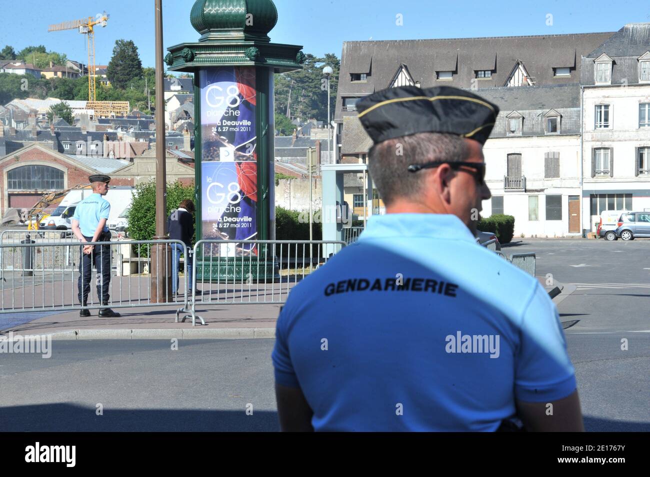 Illustration der G8-Teilnehmerländer in Deauville, Westfrankreich, am 25. Mai 2011, dem Vorabend des G8-Gipfels. Die französischen Behörden haben 12,252 Polizisten, Gendarmen und Truppen mobilisiert, unterstützt von Marinepatrouillenbooten im Kanal und Überwachungsflugzeugen über dem Kanal, um die Führer der acht großen entwickelten Mächte der Welt zu schützen. Foto von Mousse/ABACAPRESS.COM Stockfoto
