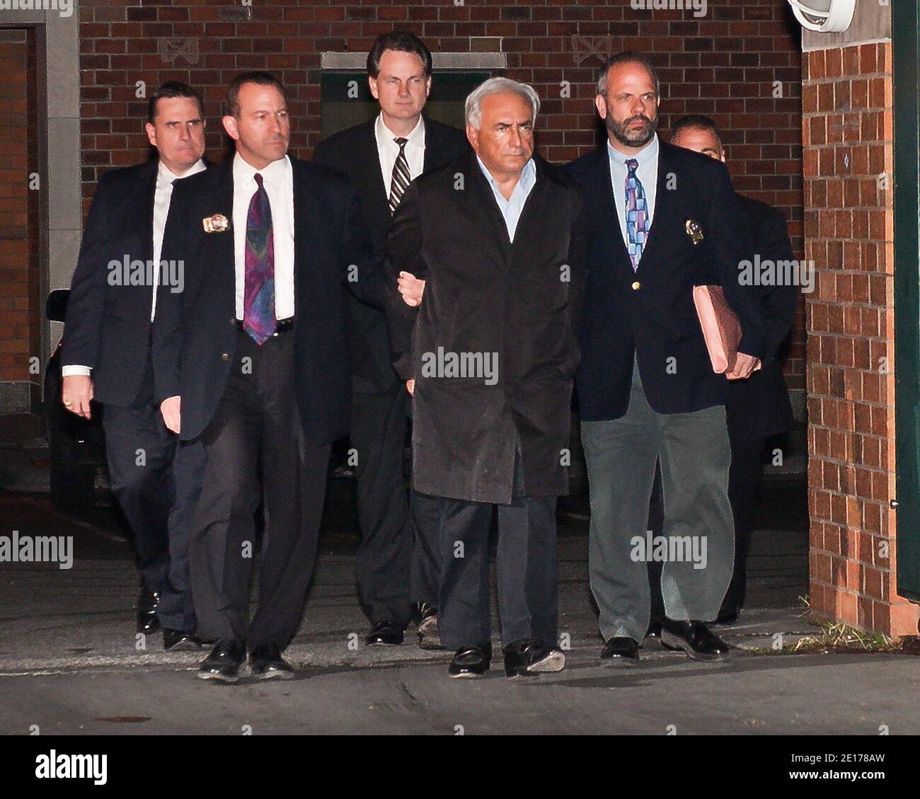 Dominique Strauss-Kahn, Geschäftsführer des Internationalen Währungsfonds, wurde am 15. Mai 2011 vom Hauptquartier der Special Victims Unit in Uptown Manhattan aus zu Fuß geführt. Foto von Joe Marino/ABACAPRESS.COM Stockfoto