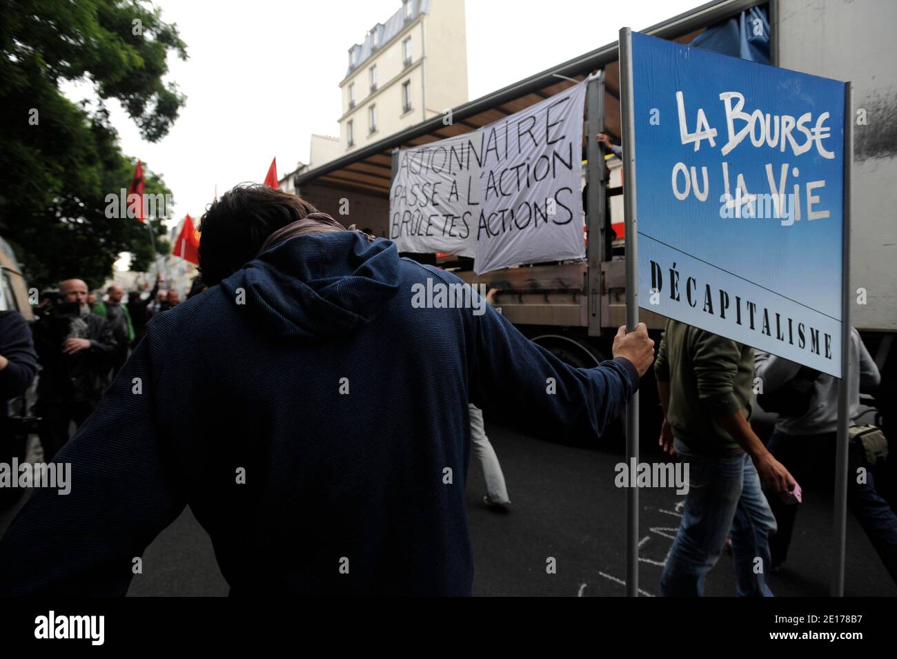 Anarchistische Aktivisten halten Transparente während einer Anti-G8-Kundgebung zwischen Belleville und Gambetta in Paris, Frankreich, am 27. Mai 2011. Die Staats- und Regierungschefs Großbritanniens, Kanadas, Frankreichs, Deutschlands, Italiens, Japans, Russlands und der USA treffen sich heute in Deauville am zweiten und letzten Tag des Gipfeltreffens der Gruppe der acht. Foto von Pierre Meunie/ABACAPRESS.COM Stockfoto