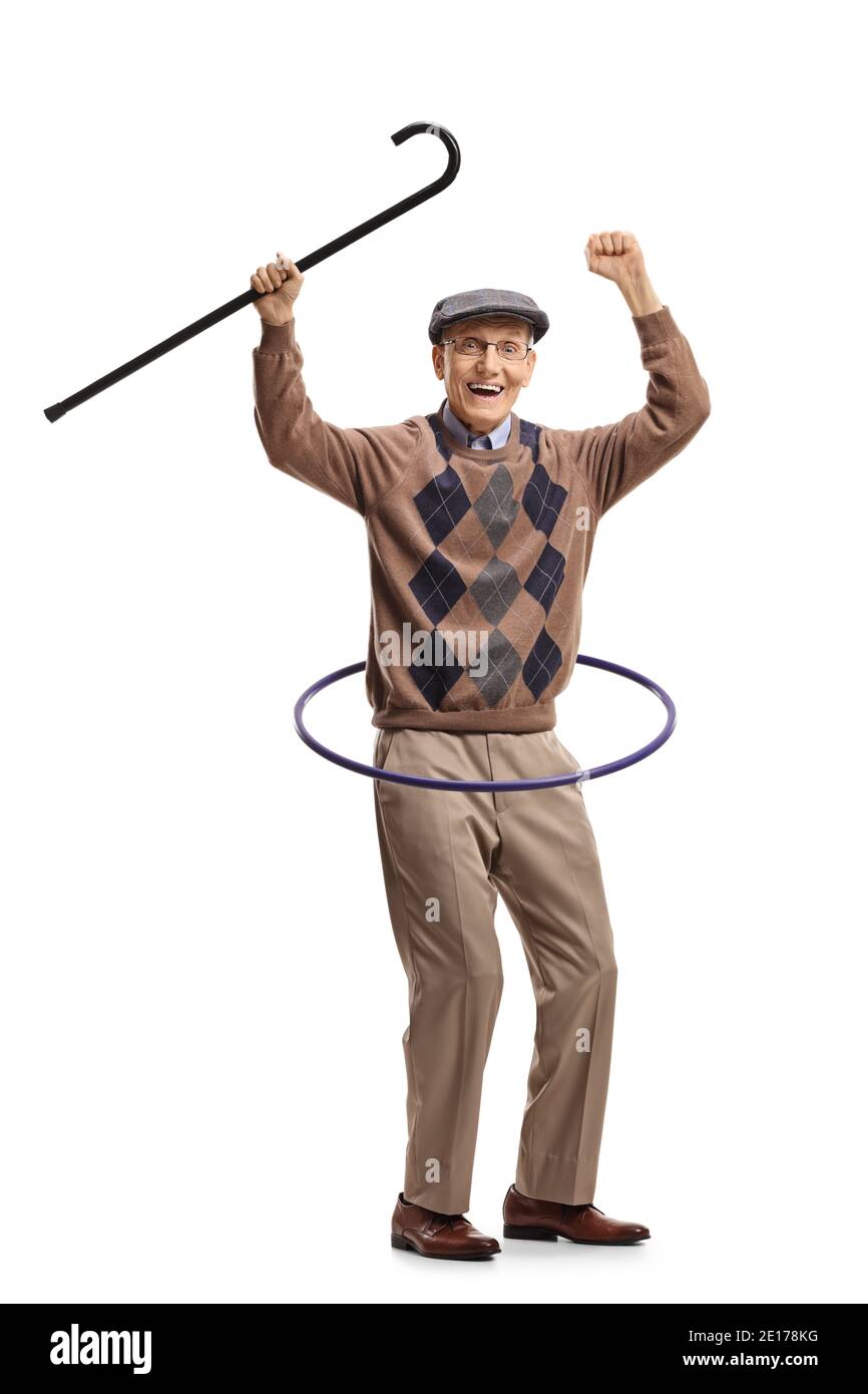 Ganzkörperportrait eines älteren Mannes, der einen Spaziergang hält Stock und Spinnen einen Hula Hoop Reifen isoliert auf weißem Hintergrund Stockfoto