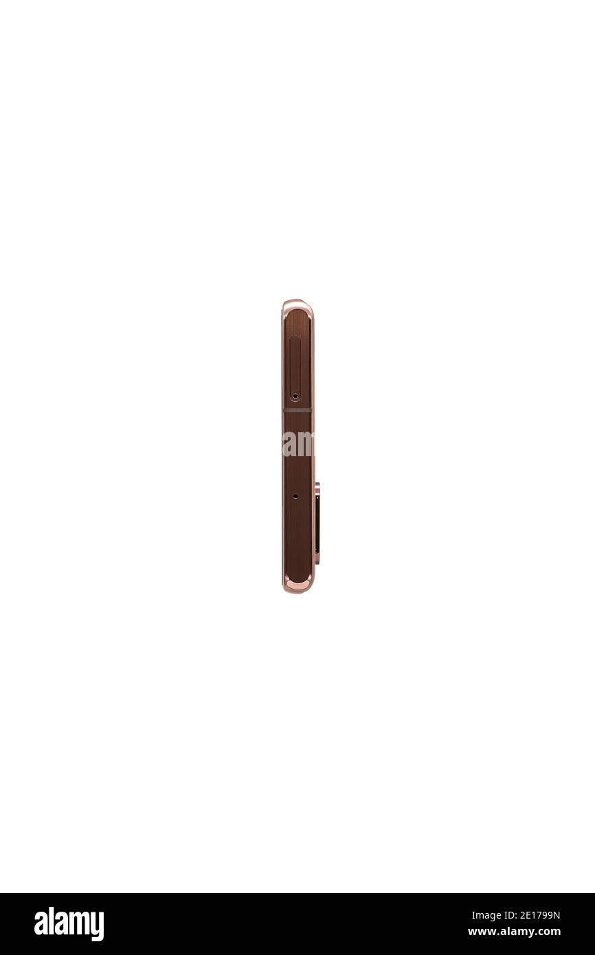 Surgut, Chanty-Mansiyskiy avtonomnyy okrug, Russland - 27. Dezember 2020: Samsung Galaxy Note 20 Bronze. Ansicht des Gehäuseendes mit einem Loch zum Formatieren des Rücksetzens und einem Steckplatz für eine SIM-Karte. Stockfoto