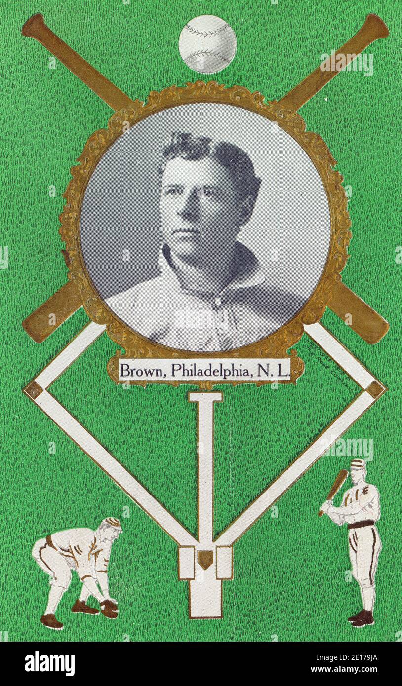 Postkarte mit einem Porträt von Mordecai 'Three Finger' Brown der Chicago Cubs. Portrait ist falsch beschriftet als Buster Brown, Philadelphia, N. L. Portrait ist umgeben von einer dekorativen Grenze mit zwei Baseballschlägern und ist vor einem Hintergrund mit einem Baseball-Diamanten, zwei Ballspieler, und ein Baseball, ca. 1908 gesetzt Stockfoto