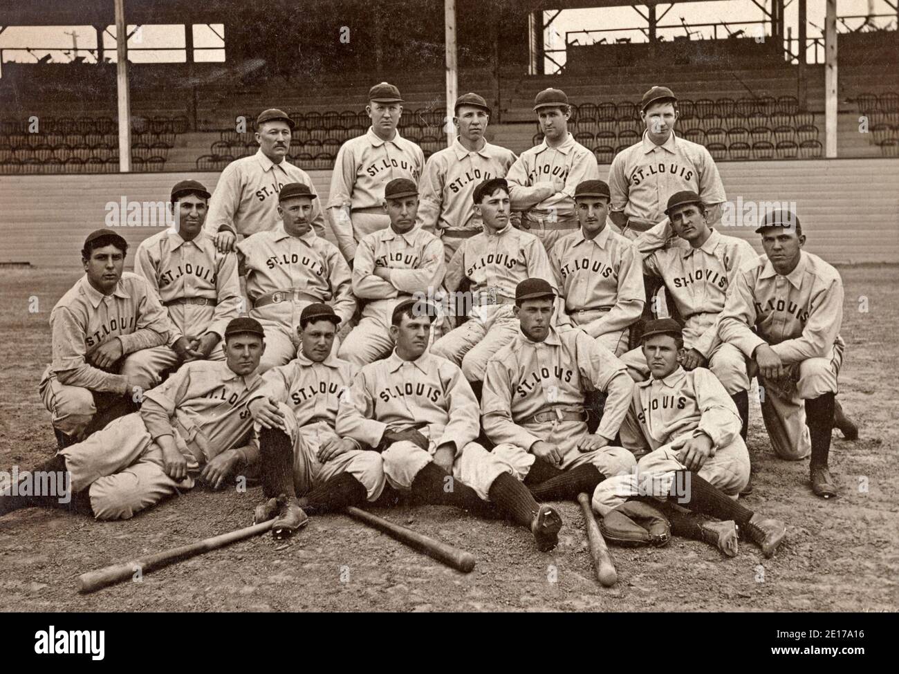 St. Louis Basisballverein, Gruppe A - Foto zeigt ein Mannschaftsporträt der St. Louis Perfectos Baseballmannschaft im Jahr 1899; Spieler, die Baseball-Uniformen tragen, stehen und sitzen auf dem Feld, mit Blick nach vorne, mit drei Fledermäusen auf dem Boden zu ihren Füßen, im Stadion, mit den Tribünen im Hintergrund, 1899 Stockfoto