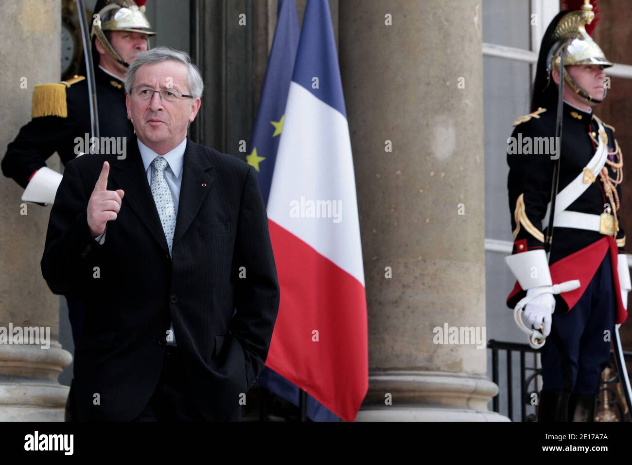 Der luxemburgische Premierminister und Euro-Fraktionspräsident Jean-Claude Juncker verlässt den Elysee-Palast nach einem Treffen mit dem französischen Präsidenten Nicolas Sarkozy am 30. Mai 2011 in Paris. Foto von Stephane Lemouton/ABACAPRESS.COM Stockfoto