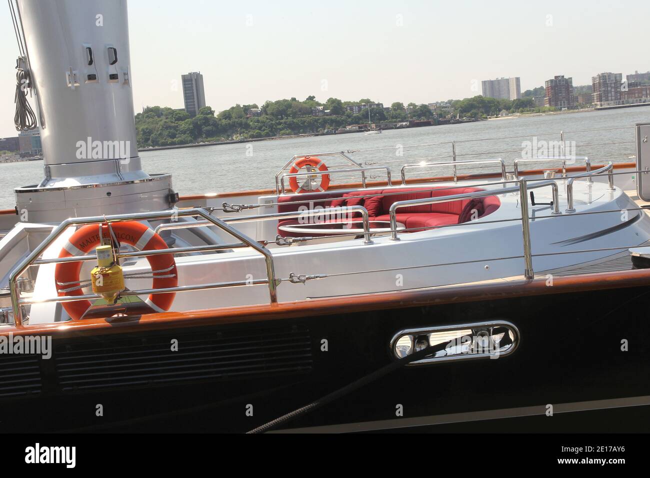 Die Maltesische Falke, die am 31. Mai 2011 am Pier 59 in New York City, NY, festgemacht wurde.die Maltesische Falke, die von Perini Navi gebaut wurde, ist eine Clipper-Segelyacht, die vom amerikanischen Risikokapitalgeber Tom Perkins in Auftrag gegeben wurde. Es ist die größte private Segelyachten der Welt mit 88 m (289 ft), die Masten sind etwa 58 m (190 ft) in der Höhe über dem unteren Lager.die Yacht wurde im Jahr 2009 an die britische Hedge-Fonds-Manager Elena Ambrosiadou verkauft. Foto von Charles Guerin/ABACAPRESS.COM Stockfoto