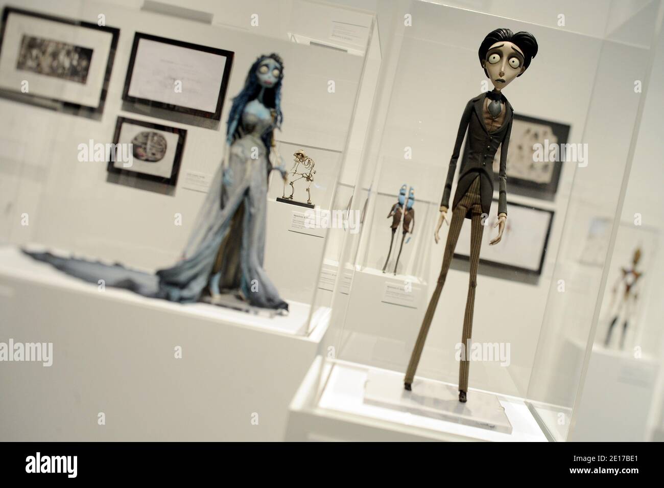 Die Tim Burtons Ausstellung im LACMA in Los Angeles, Kalifornien am 1. Juni 2011. Das Los Angeles County Museum of Art (LACMA) präsentiert Tim Burton, eine große Retrospektive, die Tim Burtons kreatives Schaffen in seiner ganzen Bandbreite erforscht, sowohl als Regisseur von Live-Action- und Animationsfilmen als auch als Künstler, Illustrator, Fotograf und Schriftsteller. Inspiriert von Populärkultur, Märchen und Traditionen der Gotik. Die Ausstellung vereint mehr als 700 Zeichnungen, Gemälde, Fotografien, Film- und Videoarbeiten, Storyboards, Puppen, Konzeptkunstwerke, Maquetten, Kostüme und Kino Stockfoto