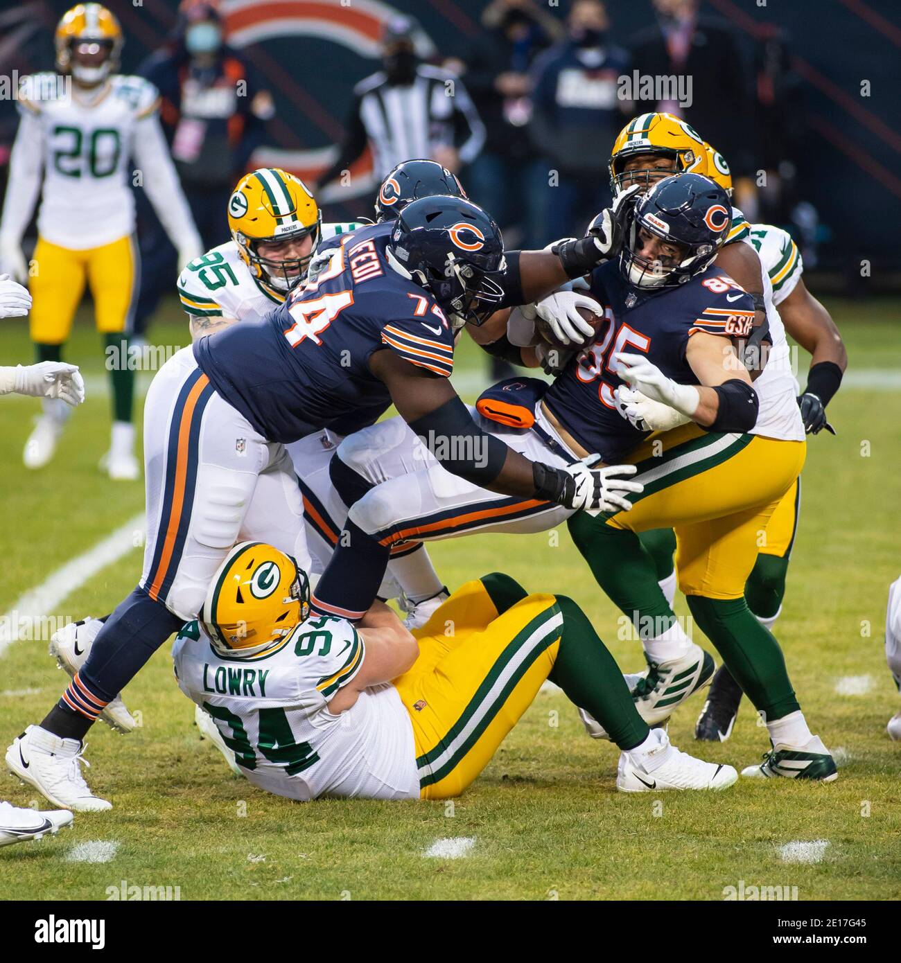 Chicago, Illinois, USA. Januar 2021. - Bears #85 Cole Kmet läuft mit dem Ball während des NFL-Spiels zwischen den Green Bay Packers und Chicago Bears im Soldier Field in Chicago, IL. Fotograf: Mike Wulf. Kredit: csm/Alamy Live Nachrichten Stockfoto