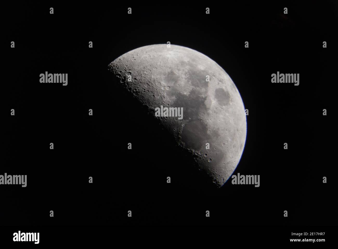 Halb Erleuchteter Mond Stockfoto