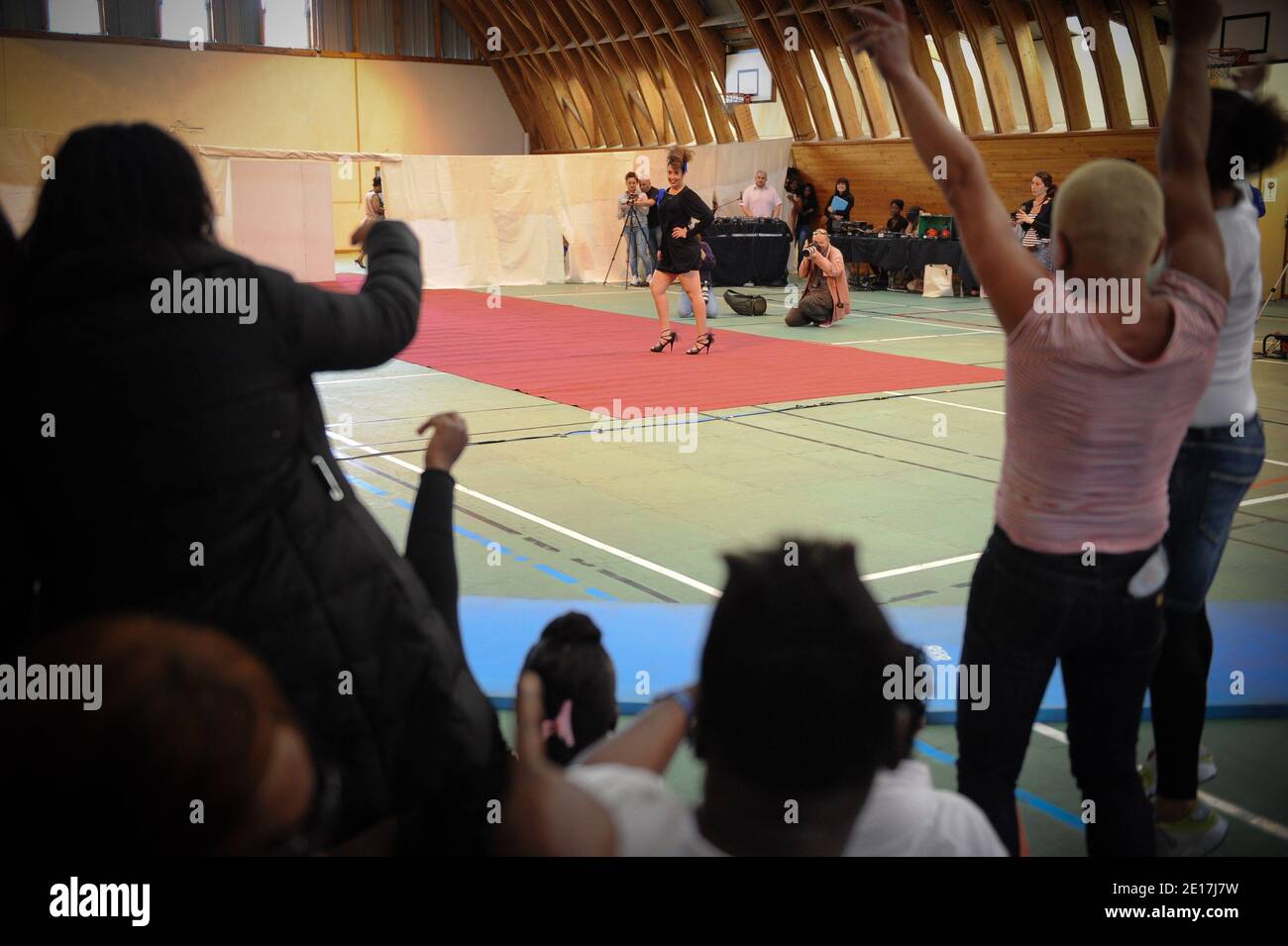 Les detenues de la Maison d’arret des Femmes de Fleury-Merogis defilent pour Sakina M'Sa en Presence de la comedienne Ludivine Sagnier, Prison des femmes de Fleury-Merogis, Frankreich, le 10 juin 2011. Le Service Penitentiaire d’Insertion et de Probation de l’Essonne en Collaboration avec l’Association de Recherche d’Animations Culturelles (ARAC) et la Maison d’arret de Fleury-Merogis organizent pour la Premiere fois un defile de Mode a la Maison d’arret des Femmes. Cette Premiere Edition Supervisee par la styliste Sakina M’Sa a permis a une trentaine de detenues habillees par ses cREATIONS de def Stockfoto