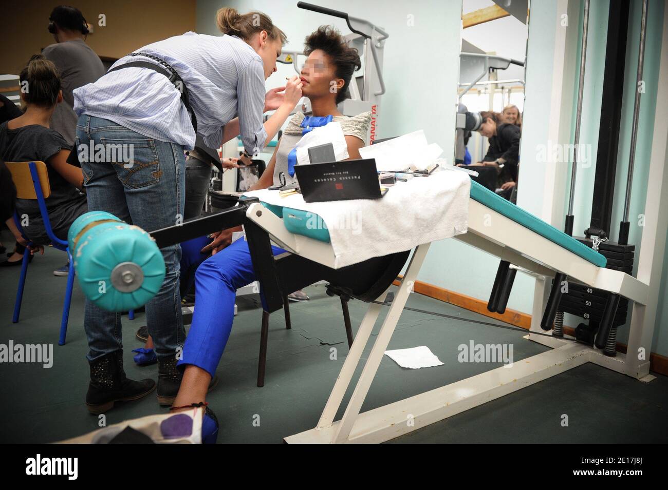 Les detenues de la Maison d’arret des Femmes de Fleury-Merogis defilent pour Sakina M'Sa en Presence de la comedienne Ludivine Sagnier, Prison des femmes de Fleury-Merogis, Frankreich, le 10 juin 2011. Le Service Penitentiaire d’Insertion et de Probation de l’Essonne en Collaboration avec l’Association de Recherche d’Animations Culturelles (ARAC) et la Maison d’arret de Fleury-Merogis organizent pour la Premiere fois un defile de Mode a la Maison d’arret des Femmes. Cette Premiere Edition Supervisee par la styliste Sakina M’Sa a permis a une trentaine de detenues habillees par ses cREATIONS de def Stockfoto
