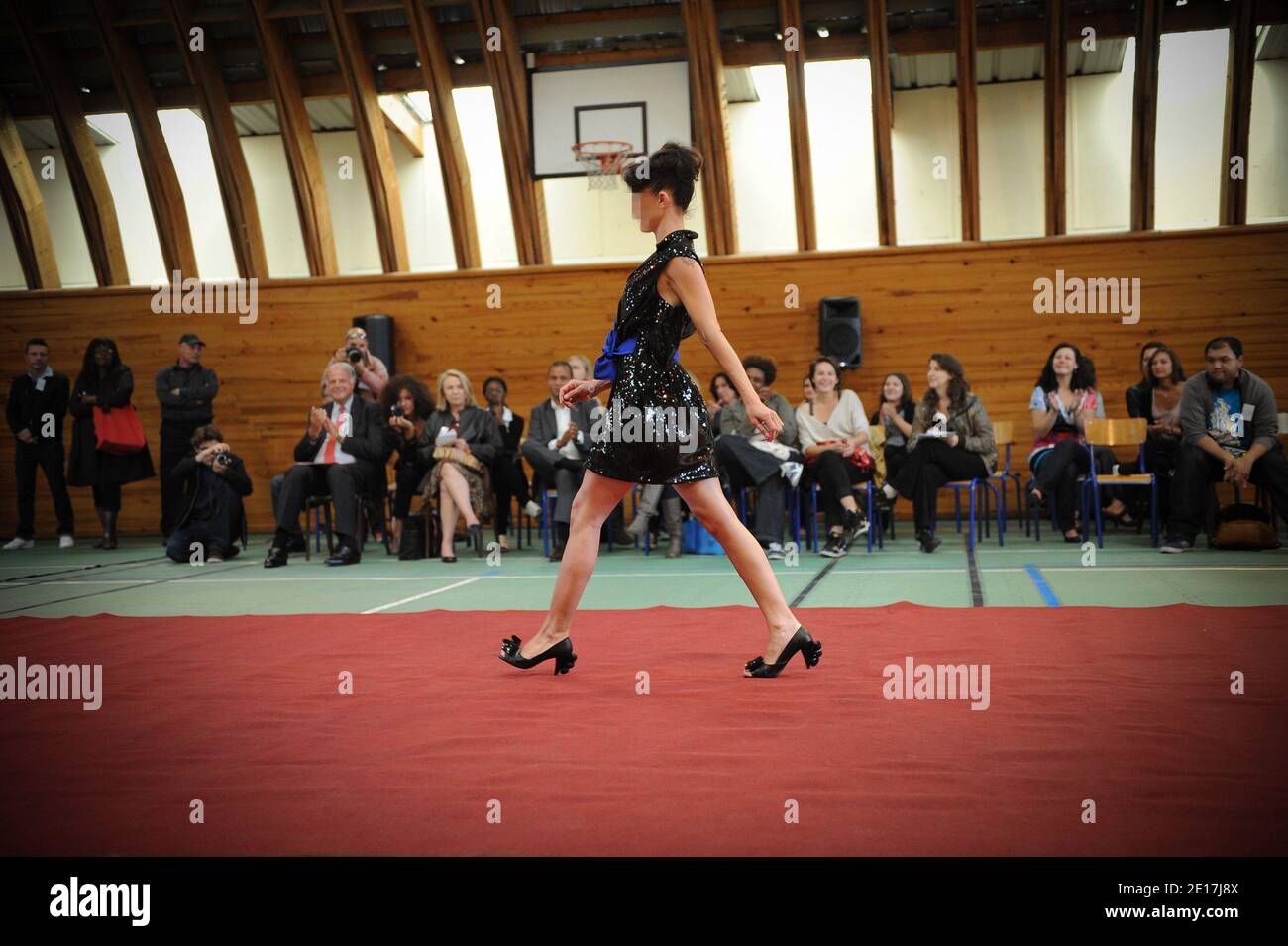 Les detenues de la Maison d’arret des Femmes de Fleury-Merogis defilent pour Sakina M'Sa en Presence de la comedienne Ludivine Sagnier, Prison des femmes de Fleury-Merogis, Frankreich, le 10 juin 2011. Le Service Penitentiaire d’Insertion et de Probation de l’Essonne en Collaboration avec l’Association de Recherche d’Animations Culturelles (ARAC) et la Maison d’arret de Fleury-Merogis organizent pour la Premiere fois un defile de Mode a la Maison d’arret des Femmes. Cette Premiere Edition Supervisee par la styliste Sakina M’Sa a permis a une trentaine de detenues habillees par ses cREATIONS de def Stockfoto