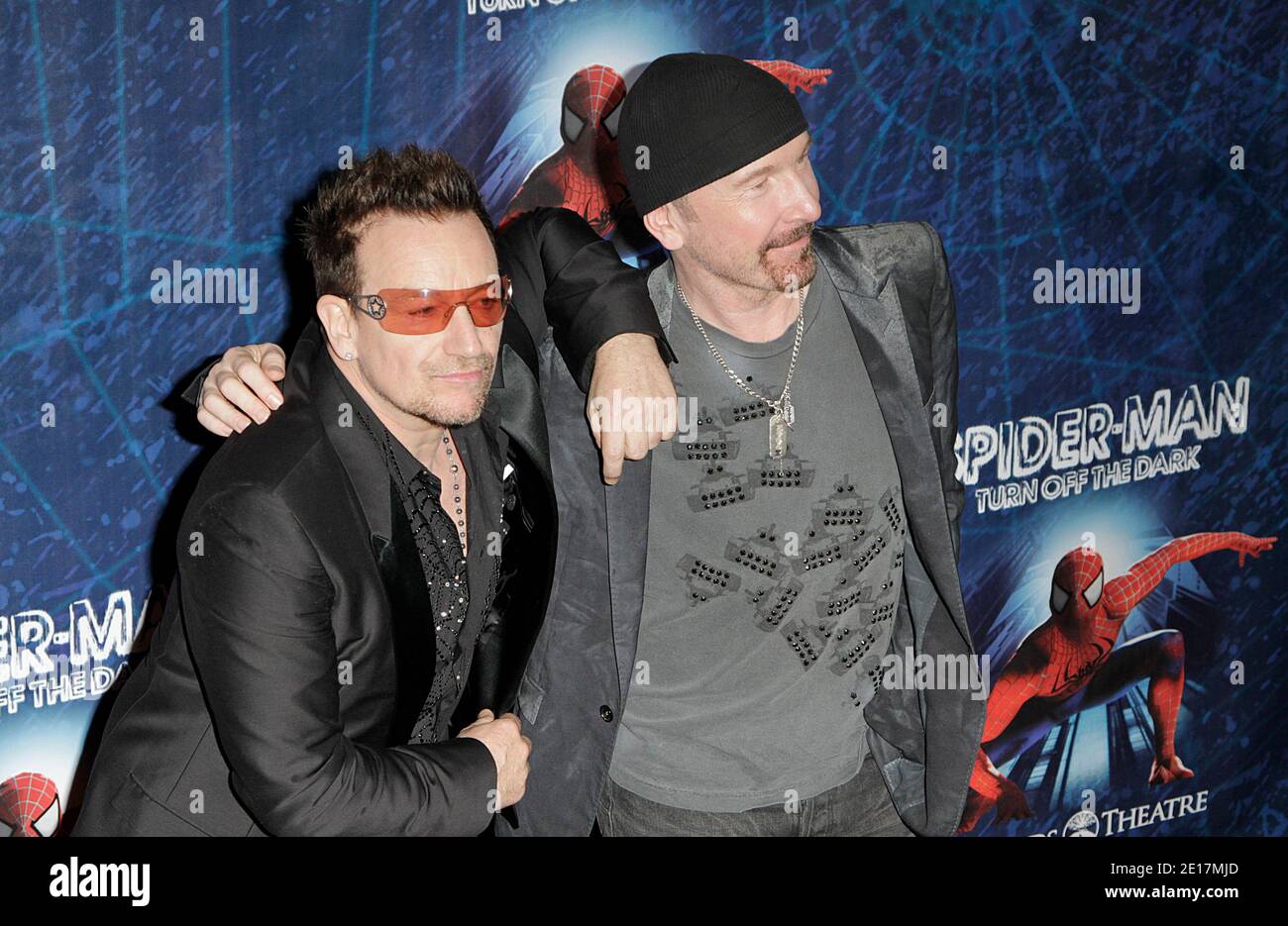 U2's Bono and the Edge on the Red Carpet bei der Eröffnung von 'Spider-man: Turn Off The Dark' am 14. Juni 2011 im Foxwoods Theatre in New York City, NY, USA. Foto von Andrew Kelly/ABACAPRESS.COM Stockfoto