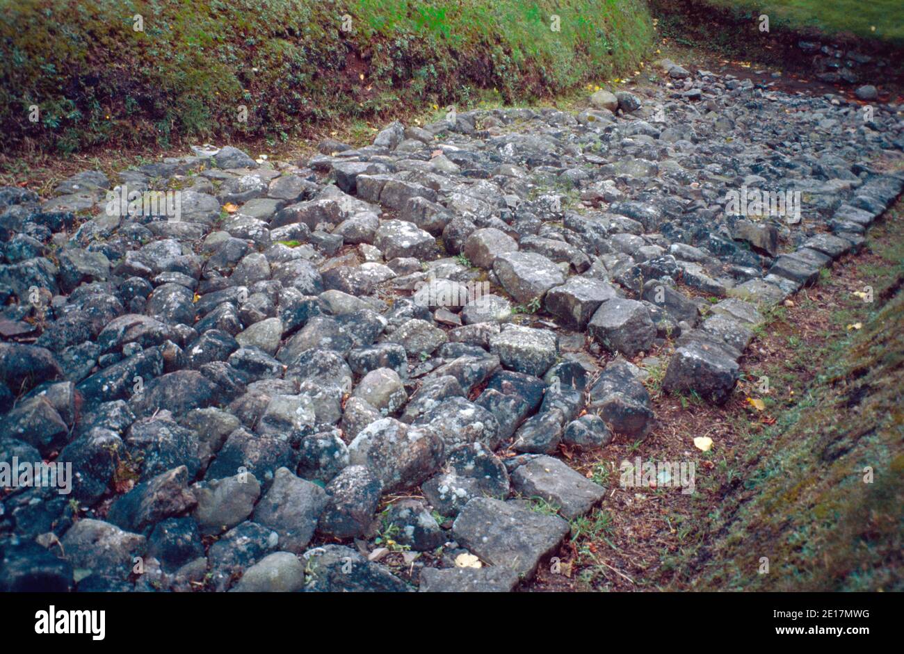 Antonine Wall bleibt in Bearsden, Schottland. Die Antonine Wall (Vallum Antonini), von den Römern über das, was jetzt ist der Central Belt of Scotland, zwischen dem Firth of Forth und dem Firth of Clyde, etwa 100km nördlich von der Hadrian Wall gebaut. Archivscan von einem Dia. September 1992. Stockfoto