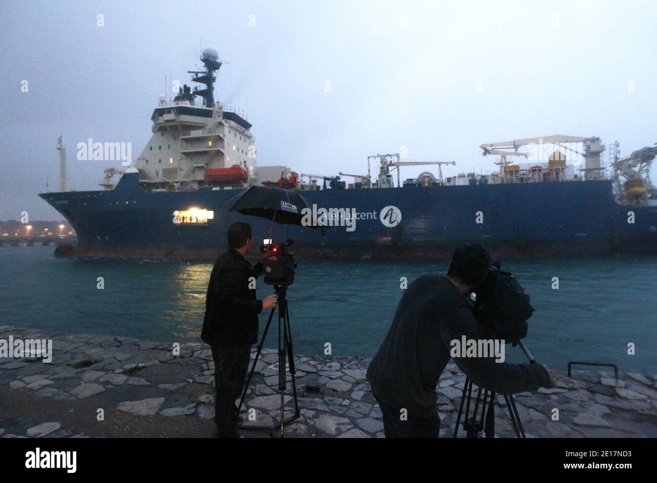 Das französische Schiff "Ile-de-sein", das die Überreste von 104 auf den 228 Opfern des Flugs Air France 447 Rio-Paris trägt, der am 1. Juni 2009 auf dem Weg von Rio de Janeiro nach Paris abgestürzt ist, kommt am 16. Juni 2011 im Hafen von Bayonne im Südwesten Frankreichs an. Das Boot, das von der Absturzstelle ankommt, trägt auch neue Teile des Wracks. Die Überreste werden dann zur Identifikation in die forensische Leichenhalle von Paris (Institut-medico-legal) überführt. Foto von Patrick Bernard/ABACAPRESS.COM Stockfoto