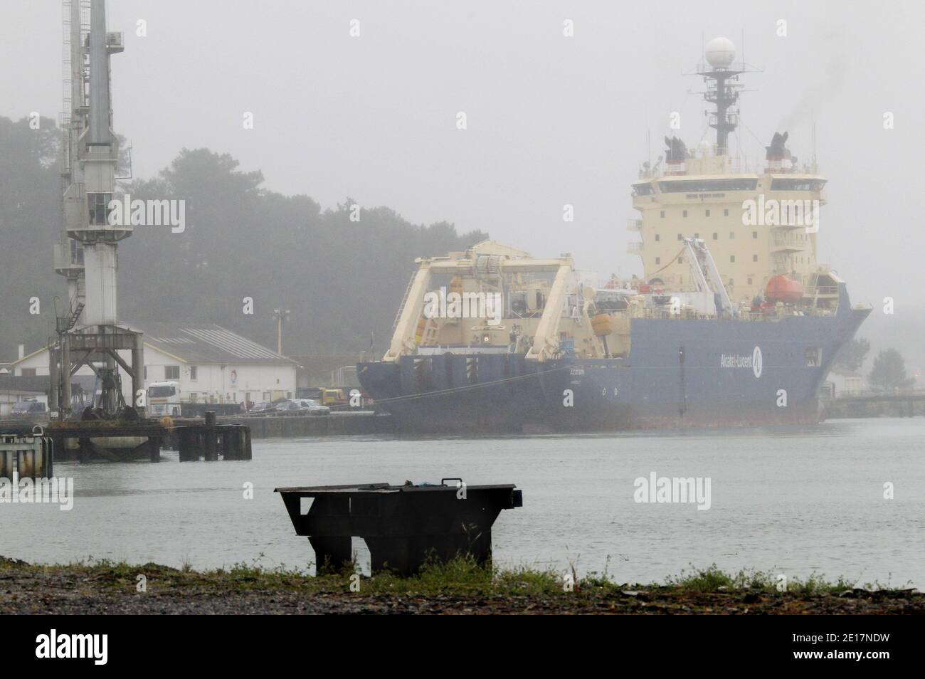 Das französische Schiff "Ile-de-sein", das die Überreste von 104 auf den 228 Opfern des Flugs Air France 447 Rio-Paris trägt, der am 1. Juni 2009 auf dem Weg von Rio de Janeiro nach Paris abgestürzt ist, kommt am 16. Juni 2011 im Hafen von Bayonne im Südwesten Frankreichs an. Das Boot, das von der Absturzstelle ankommt, trägt auch neue Teile des Wracks. Die Überreste werden dann zur Identifikation in die forensische Leichenhalle von Paris (Institut-medico-legal) überführt. Foto von Patrick Bernard/ABACAPRESS.COM Stockfoto