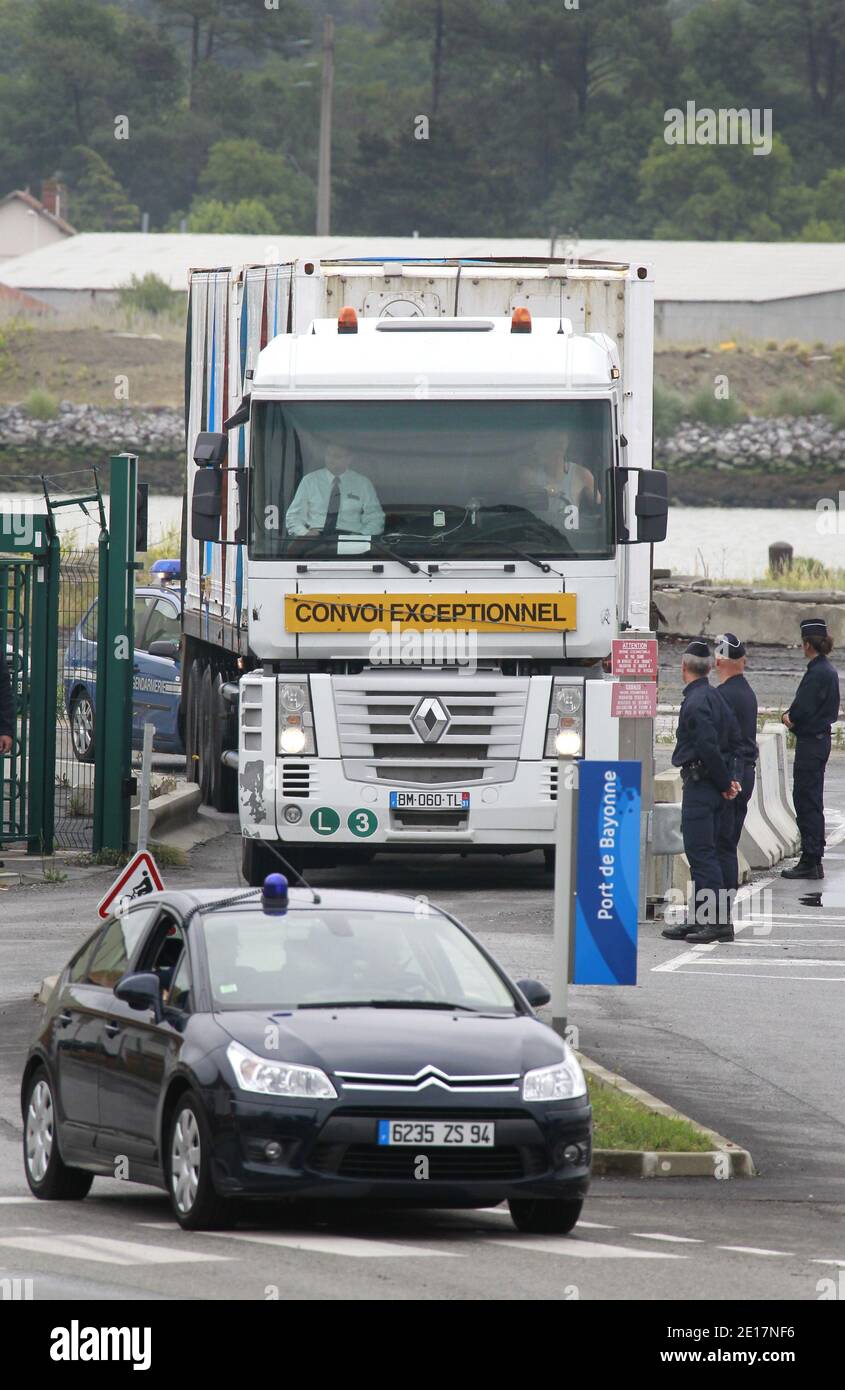 Ein Lastwagen, der die Überreste von einigen der 228 Opfer des Flugzeugabsturzes von Air France 447 Rio-Paris 2009 transportiert, verlässt den Hafen von Bayonne im Südwesten Frankreichs, begleitet von französischen Gendarmen, auf dem Weg zur forensischen Leichenhalle von Paris (Institut-medico-legal) am 16. Juni 2011. Das französische Boot 'Ile-de-sein', das die Überreste der 104 gefundenen Leichen und Teile des Wracks trug, kam heute in Bayonne an. Foto von Patrick Bernard/ABACAPRESS.COM Stockfoto