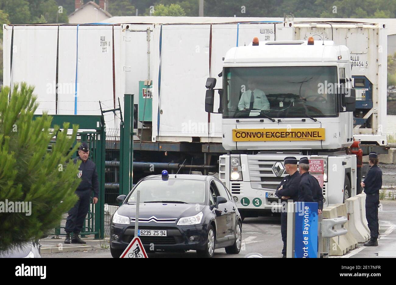 Ein Lastwagen, der die Überreste von einigen der 228 Opfer des Flugzeugabsturzes von Air France 447 Rio-Paris 2009 transportiert, verlässt den Hafen von Bayonne im Südwesten Frankreichs, begleitet von französischen Gendarmen, auf dem Weg zur forensischen Leichenhalle von Paris (Institut-medico-legal) am 16. Juni 2011. Das französische Boot 'Ile-de-sein', das die Überreste der 104 gefundenen Leichen und Teile des Wracks trug, kam heute in Bayonne an. Foto von Patrick Bernard/ABACAPRESS.COM Stockfoto