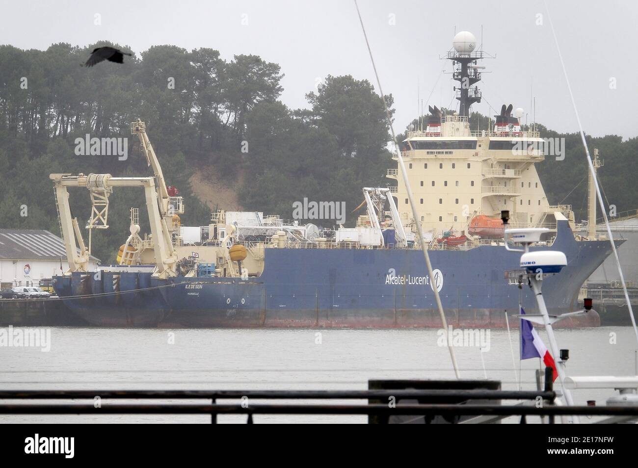 Das französische Boot 'Ile-de-sein', das die Überreste von 104 auf den 228 Opfern des Air France 447 Rio-Paris Fluges trägt, der am 1. Juni 2009 auf der Strecke von Rio de Janeiro nach Paris abgestürzt ist, wird bei der Ankunft im Hafen von Bayonne, Südwestfrankreich, am 16. Juni 2011 gesehen. Das Boot, das von der Absturzstelle kam, trug auch neue Teile des Wracks. Die Überreste werden dann an das Pariser wissenschaftliche Institut zur Identifizierung übergeben. Foto von Patrick Bernard/ABACAPRESS.COM Stockfoto