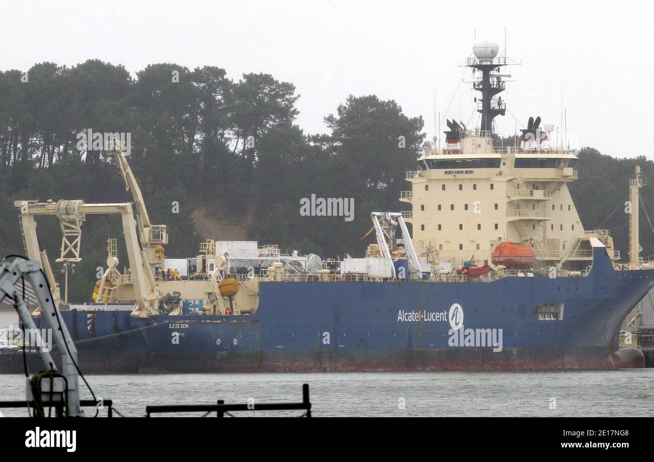 Das französische Boot 'Ile-de-sein', das die Überreste von 104 auf den 228 Opfern des Air France 447 Rio-Paris Fluges trägt, der am 1. Juni 2009 auf der Strecke von Rio de Janeiro nach Paris abgestürzt ist, wird bei der Ankunft im Hafen von Bayonne, Südwestfrankreich, am 16. Juni 2011 gesehen. Das Boot, das von der Absturzstelle kam, trug auch neue Teile des Wracks. Die Überreste werden dann an das Pariser wissenschaftliche Institut zur Identifizierung übergeben. Foto von Patrick Bernard/ABACAPRESS.COM Stockfoto