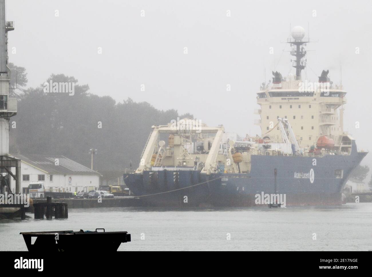 Das französische Schiff "Ile-de-sein", das die Überreste von 104 auf den 228 Opfern des Flugs Air France 447 Rio-Paris trägt, der am 1. Juni 2009 auf dem Weg von Rio de Janeiro nach Paris abgestürzt ist, kommt am 16. Juni 2011 im Hafen von Bayonne im Südwesten Frankreichs an. Das Boot, das von der Absturzstelle ankommt, trägt auch neue Teile des Wracks. Die Überreste werden dann zur Identifikation in die forensische Leichenhalle von Paris (Institut-medico-legal) überführt. Foto von Patrick Bernard/ABACAPRESS.COM Stockfoto