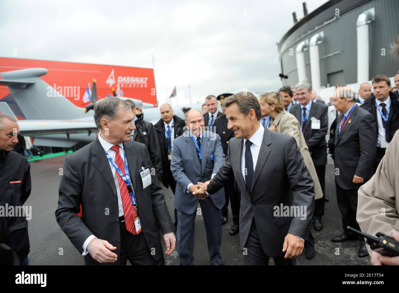 Der französische Präsident Nicolas Sarkozy, flankiert von Serge Dassault, dem Vorsitzenden der Dassault-Gruppe, eröffnet am 20. Juni 2011 die 49. Internationale Paris Air Show in Le Bourget, in der Nähe von Paris. Foto von Laurent Chamussy/Pool/ABACAPRESS.COM Stockfoto