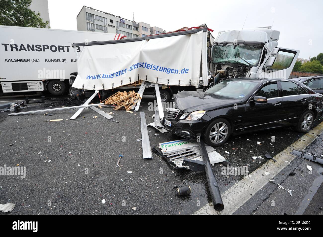 Auto- und LKW-Unfall auf der Autobahn A3 in Aulnay sous bois bei Paris, Frankreich, am 25. Juni 2011. Foto von Christophe Guibbaud/ABACAPRESS.COM Stockfoto