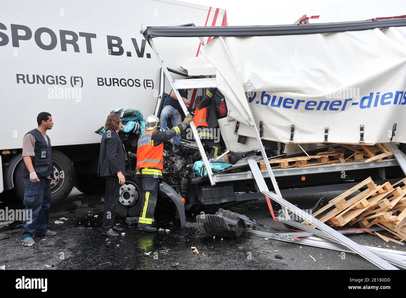 Auto- und LKW-Unfall auf der Autobahn A3 in Aulnay sous bois bei Paris, Frankreich, am 25. Juni 2011. Foto von Christophe Guibbaud/ABACAPRESS.COM Stockfoto