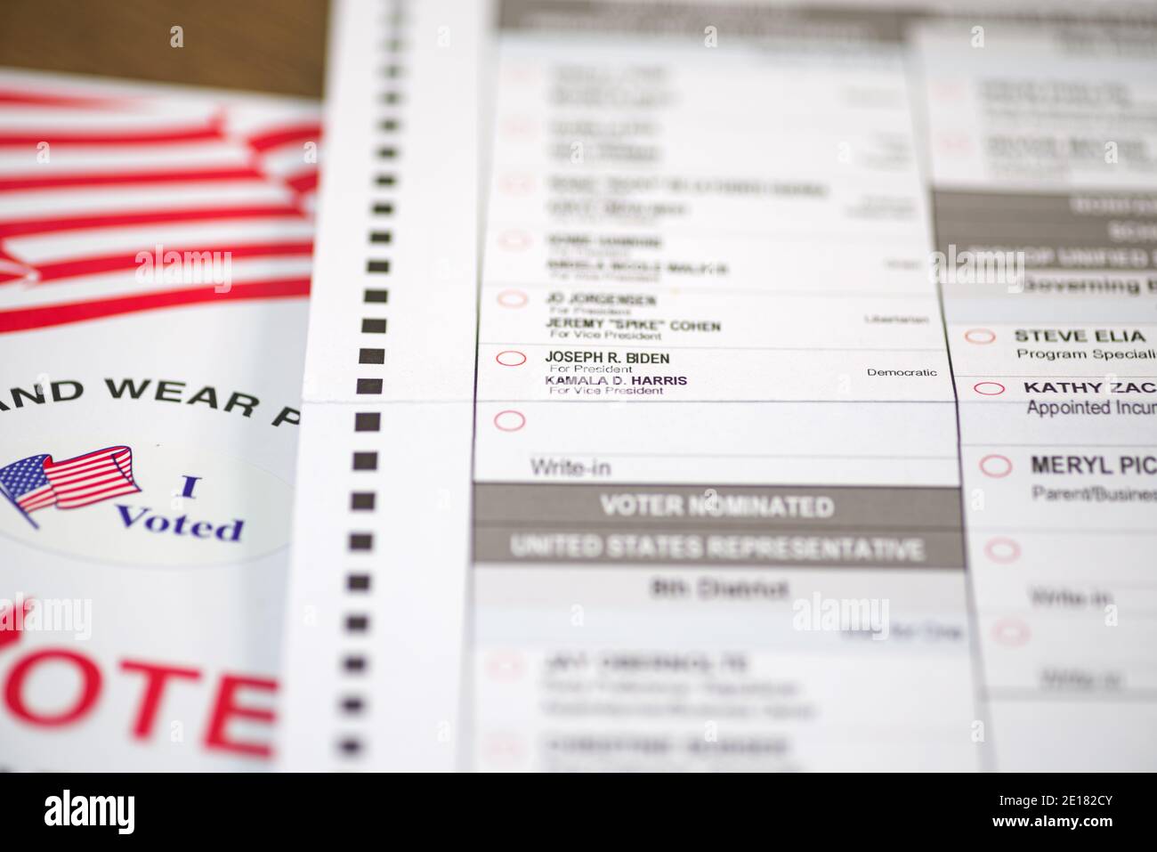 Kalifornien Stimme per Briefwahl und ich stimmte Sticker mit Joe Biden und Kamala Harris im Fokus Stockfoto