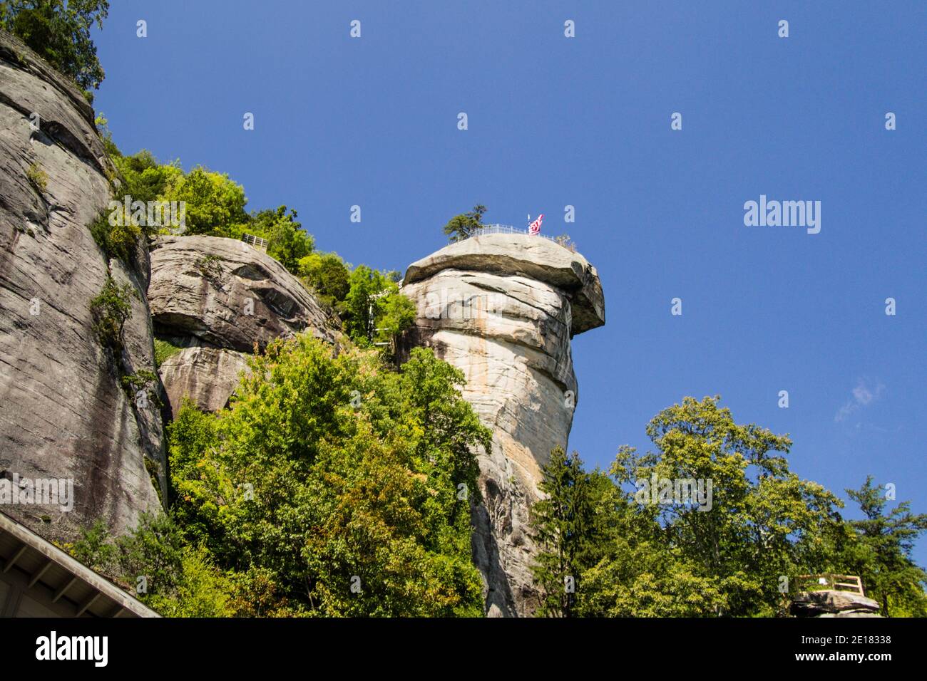 Chimney Rock im Chimney Rock State Park in North Carolina ist ein 315 Fuß großer Monolith in den Blue Ridge Mountains. Stockfoto