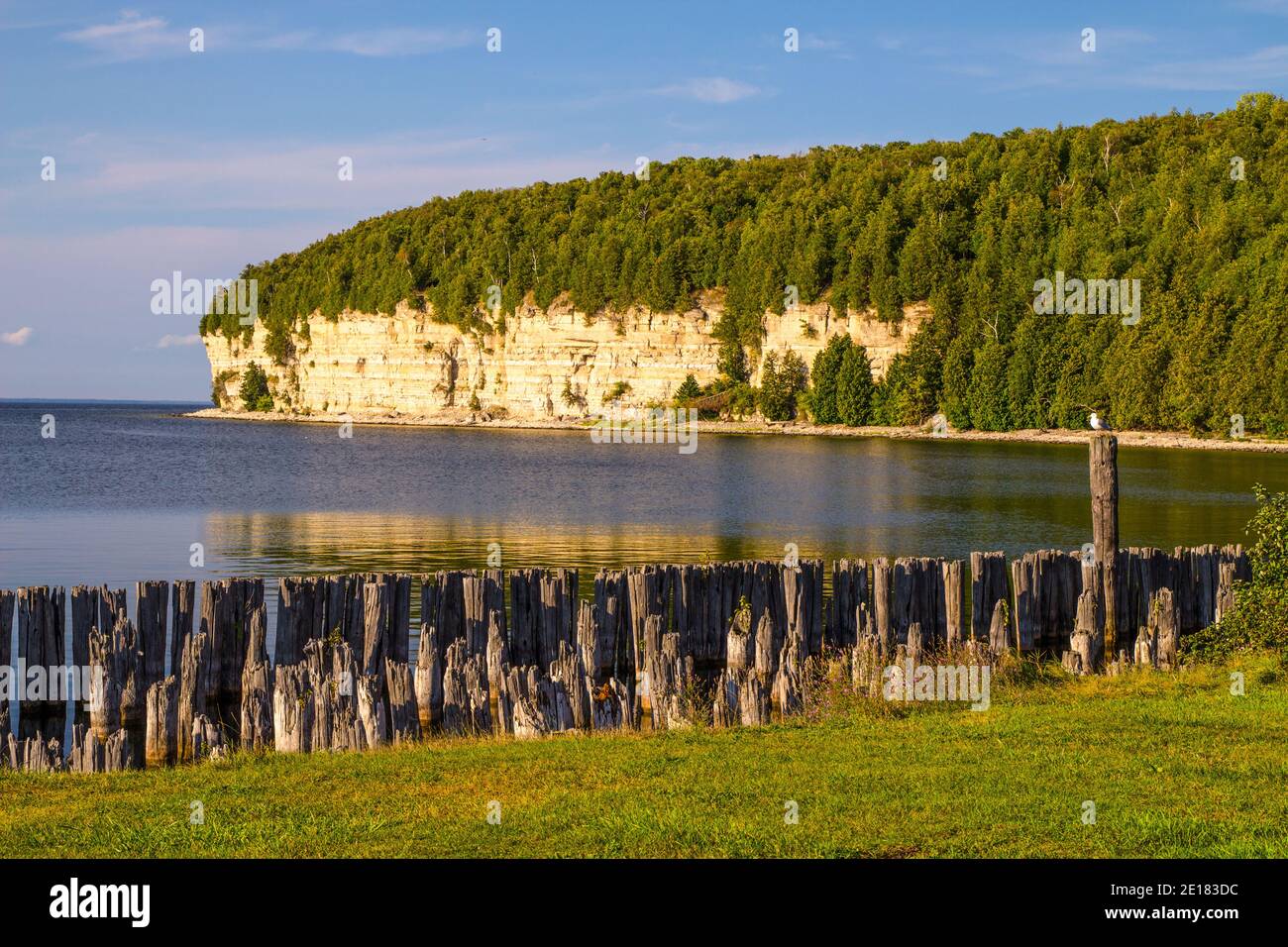 Michigan State Parks. Schöner Blick auf den alten Hafen und die Kalksteinklippen entlang der Küste des Lake Michigan im Fayette State Historical Park. Stockfoto