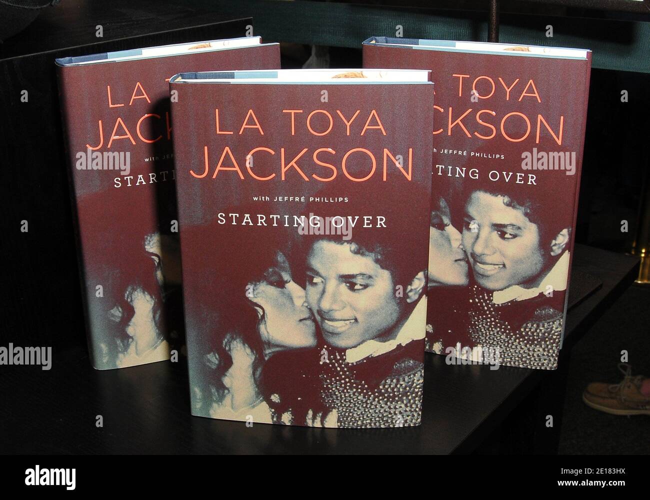 Latoya Jacksons Buchunterzeichnung von 'Starting Over' fand am 28. Juni 2011 in Barnes & Noble @ The Grove in Los Angeles, Kalifornien, statt. Foto von Tony DiMaio/ABACAPRESS.COM Stockfoto