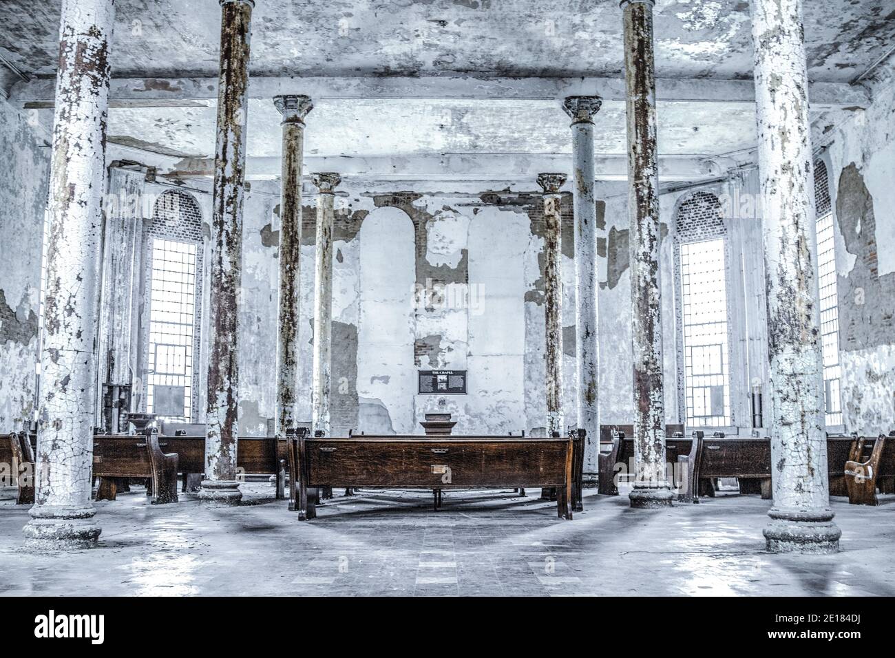Mansfield, Ohio, USA - 18. April 2017: Verlassene Kapelle im Ohio State Reformatory Prison, das Gefängnis wurde 1990 geschlossen und gilt als heimgesucht. Stockfoto