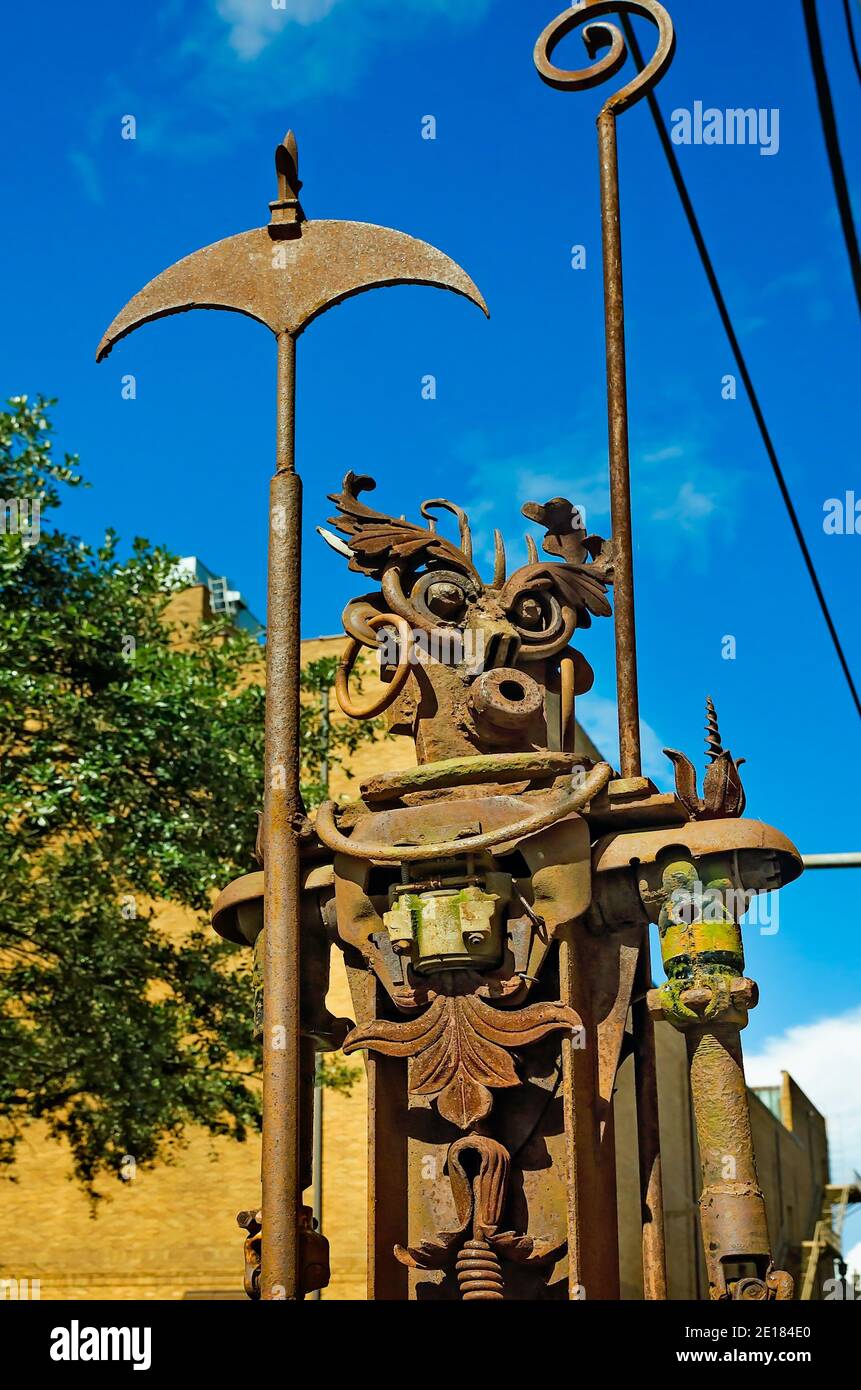 Eine Metallkunstskulptur steht vor dem Alabama Contemporary Art Center, 9. August 2017, in Mobile, Alabama. Stockfoto