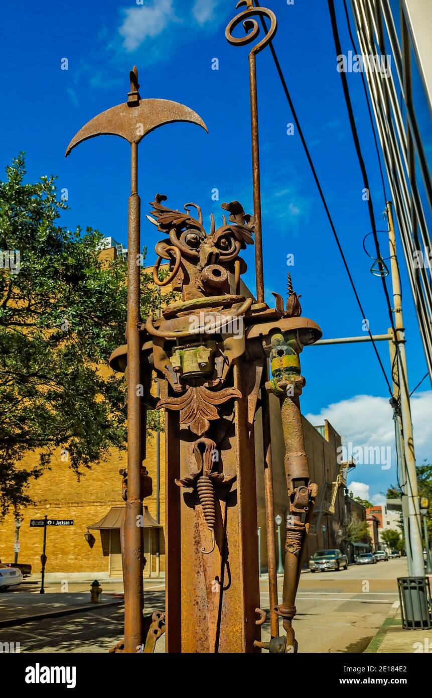 Eine Metallkunstskulptur steht vor dem Alabama Contemporary Art Center, 9. August 2017, in Mobile, Alabama. Stockfoto