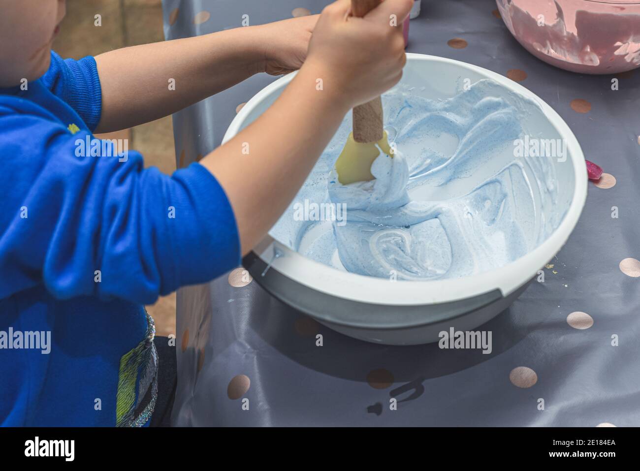 Kinder Aktivität der Schleim als Wissenschaft Experiment für Kinder im Haus zu tun Stockfoto