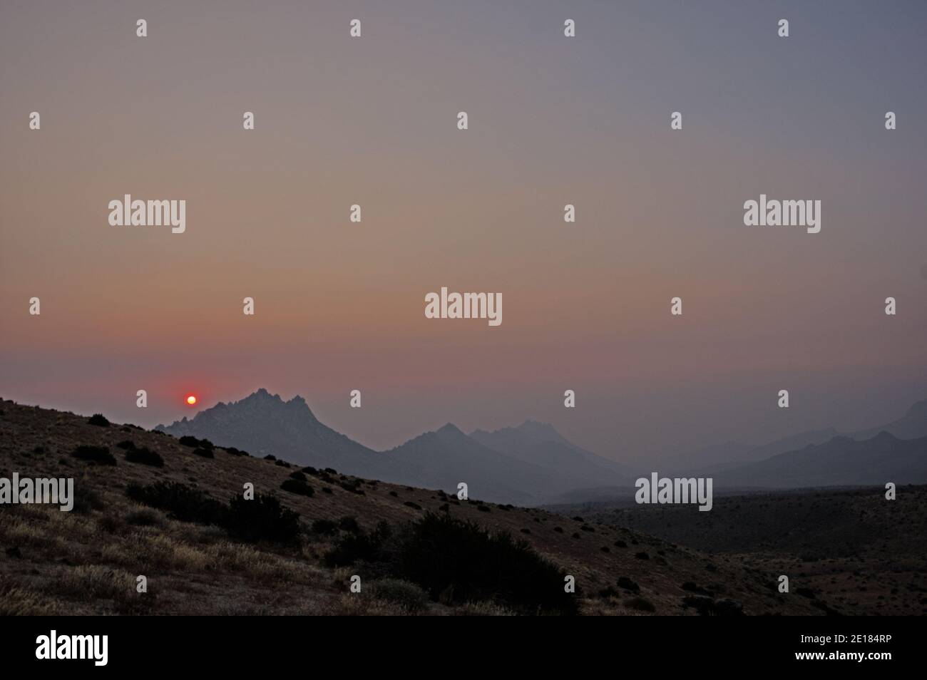 Ein rauchiger Sonnenaufgang in der östlichen Sierra in der Nähe von Ridgecrest California Stockfoto
