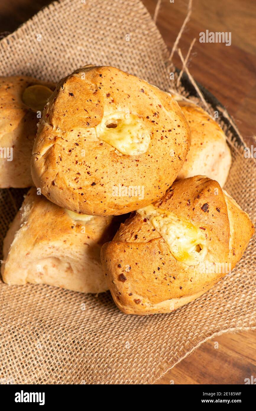 Käse und Speck Brötchen in der Nähe, Essen Hintergrund. Stockfoto