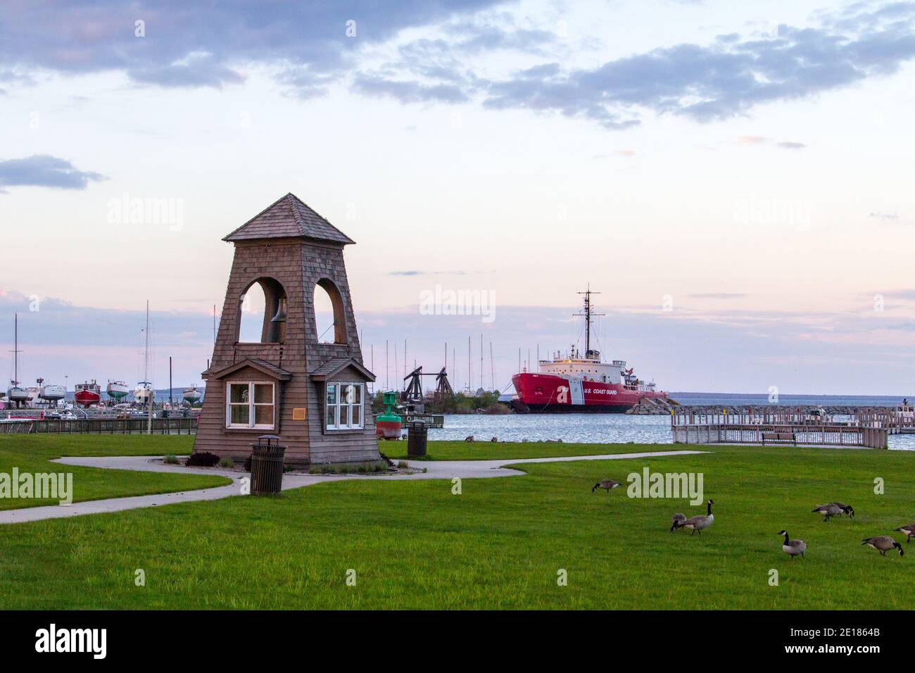 Mackinaw City, Michigan, USA - 29. Mai 2020: Sonnenuntergang entlang der Innenstadt Waterfront District in der beliebten Touristenstadt Mackinaw City Stockfoto