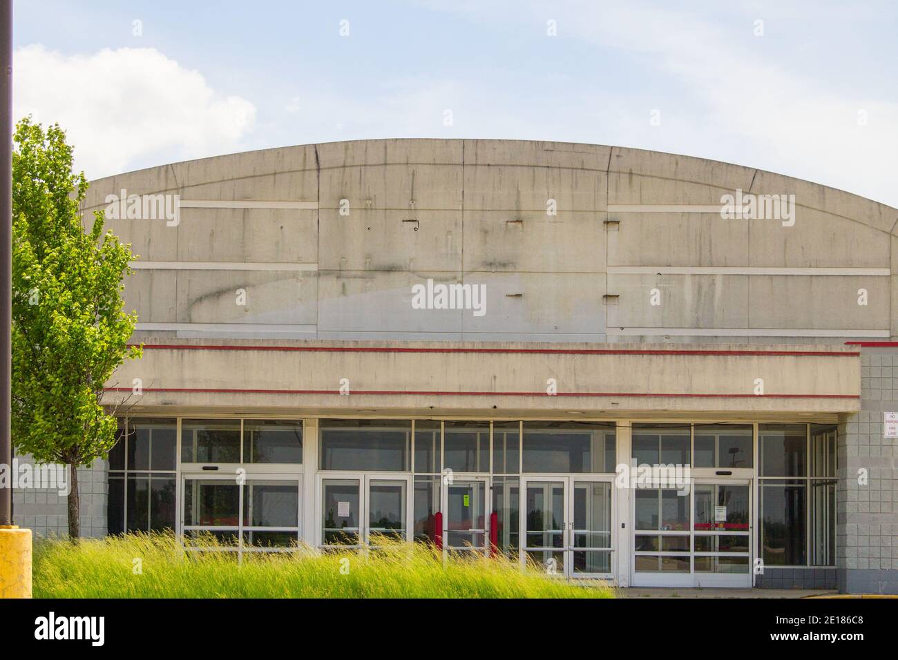 Sandusky, Michigan, USA - 3. Juni 2020: Verlassene Außenfassade eines geschlossenen K Mart-Geschäfts im amerikanischen Mittleren Westen von Michigan. Stockfoto