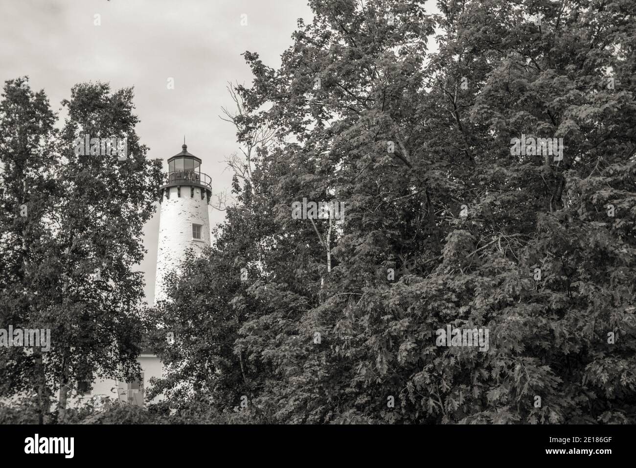 Vintage Lake Superior Lighthouse Tower. Point Iroquois Leuchtturm Turm in schwarz und weiß an der Küste des Lake Superior. Stockfoto