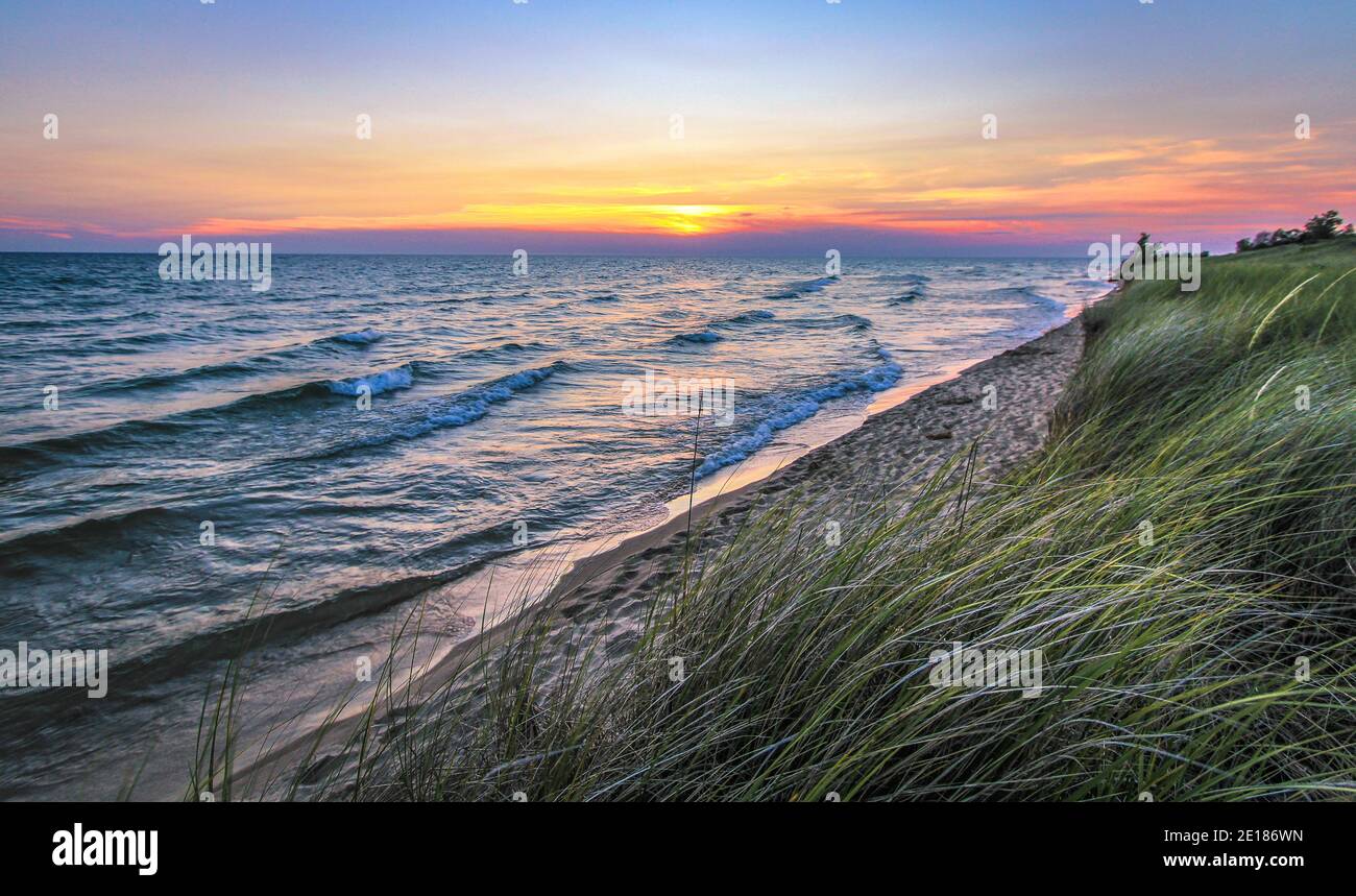 Wunderschöner Sonnenuntergang Am Lake Michigan. Landschaftlich reizvolle Sonnenuntergangslandschaft am Ufer des Lake Michigan im Hoffmaster State Park an der Küste in Muskegon, Michigan Stockfoto