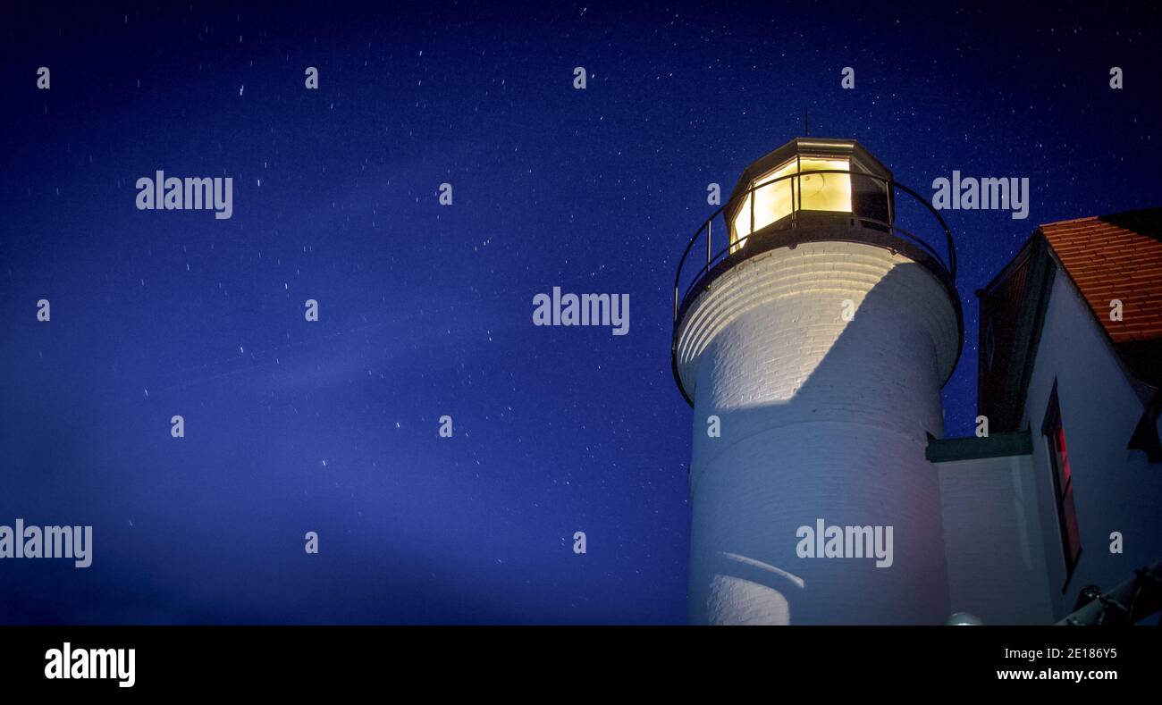 Der Point Betsie Leuchtturm Leuchtfeuer vor einem Sternenhimmel Hintergrund. In Panoramalage mit Kopierbereich. Stockfoto