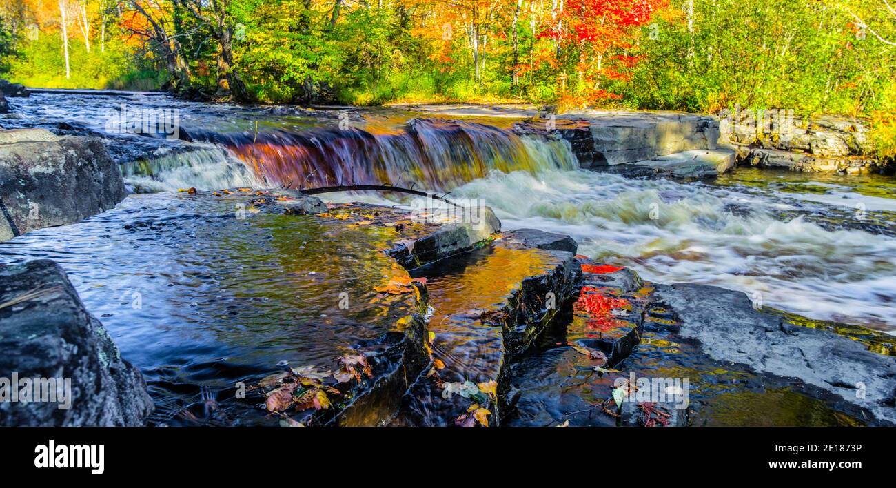 Herbstpanorama Mit Wasserfall. Wunderschöne Landschaft mit den Wasserfällen der Upper Peninsula Michigan bei den Canyon Falls zwischen Baraga und Marquette, Michigan. Stockfoto